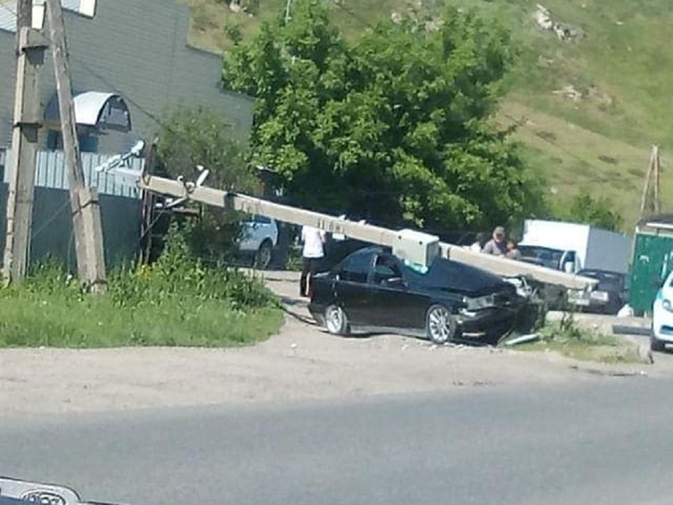 Девушка-водитель снесла столб с камерами "Сергек" в Усть-Каменогорске