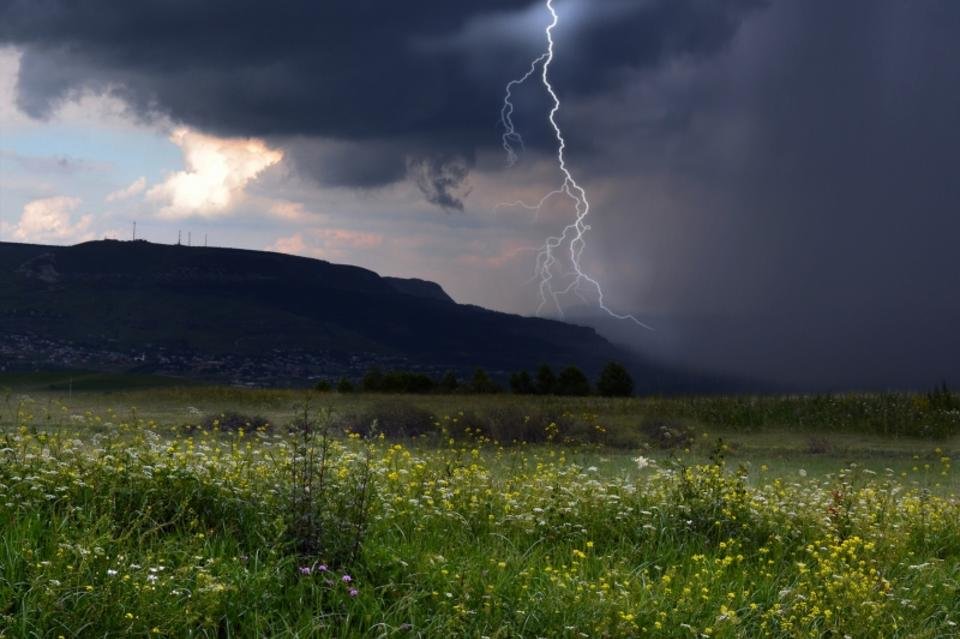 Дожди с грозами и град: какая погода ожидает казахстанцев 24 июня
