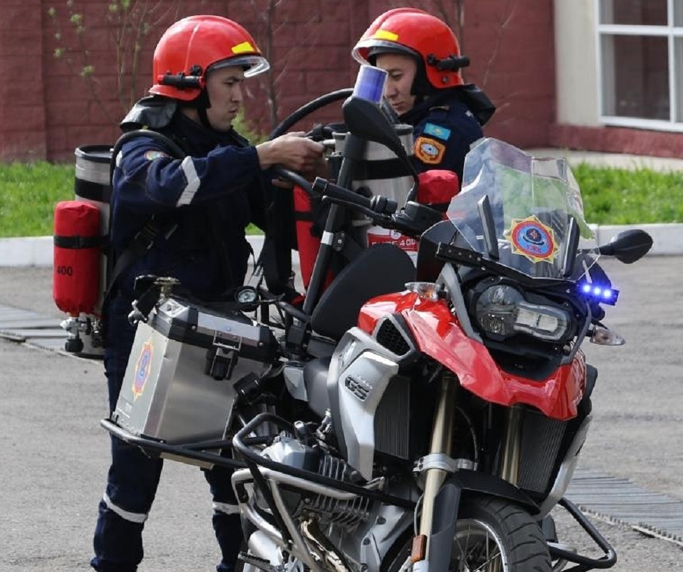 Пожарные мотоциклисты спасли пожилого человека в Алматы