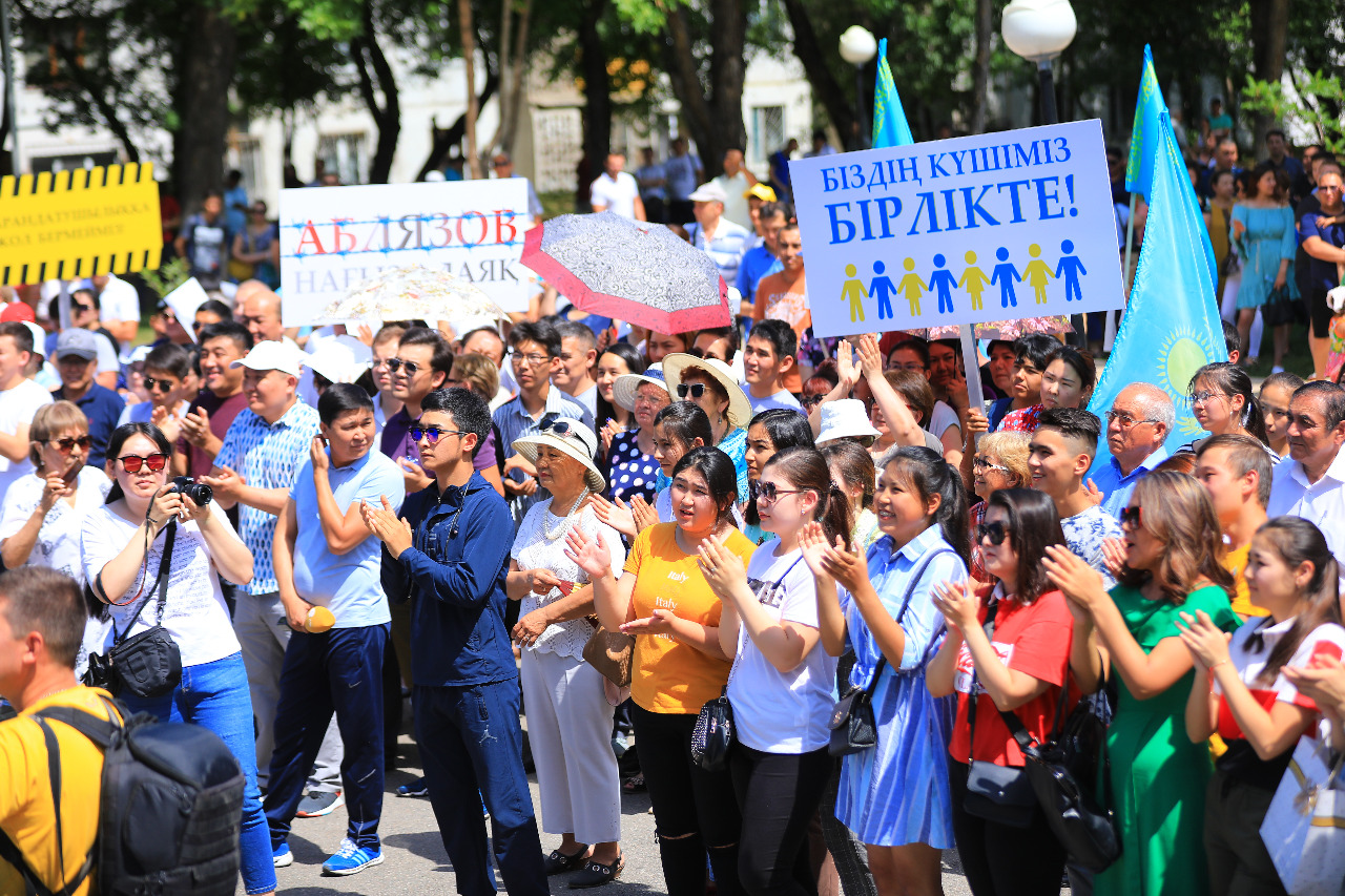 Митинг в алматы. Алматы митинг. Алматы протесты. Казахстан лозунги. Казахстанские волнения.