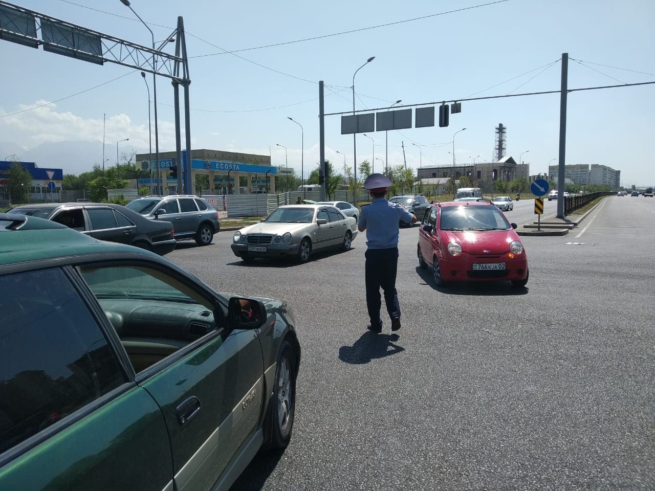 600 полицейских вышли на обесточенные перекрестки Алматы