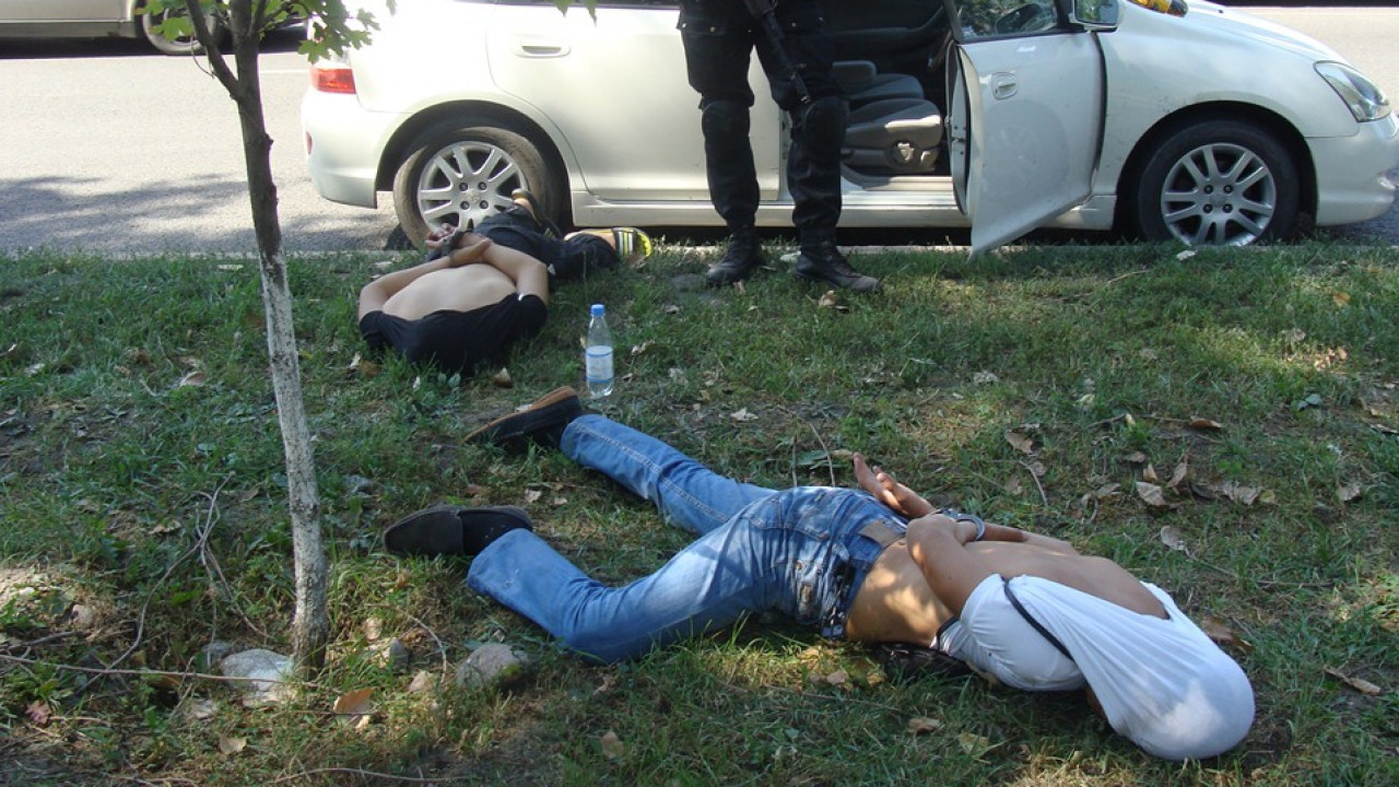 В Алматы прошла спецоперация по задержанию опасных преступников