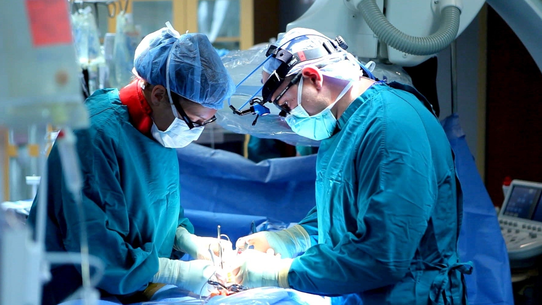 Известного в Казахстане трансплантолога подозревают в участии в ОПГ