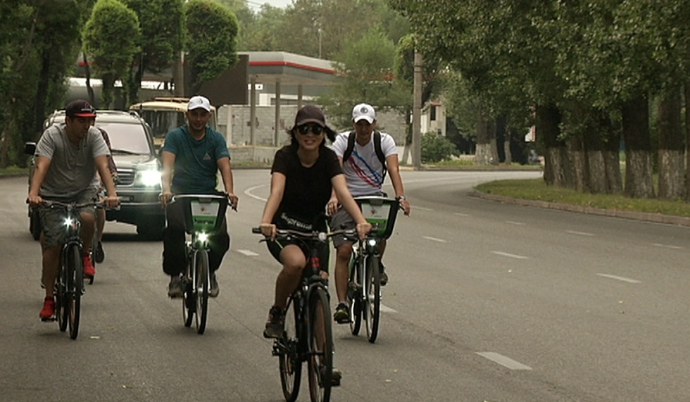 Участники эко-движения проехали на велосипедах от Алматы до Капшагая