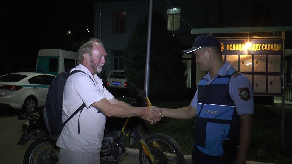 Алматыға саяхаттап келген германиялық азаматтың мотоциклін ұрлап кетті