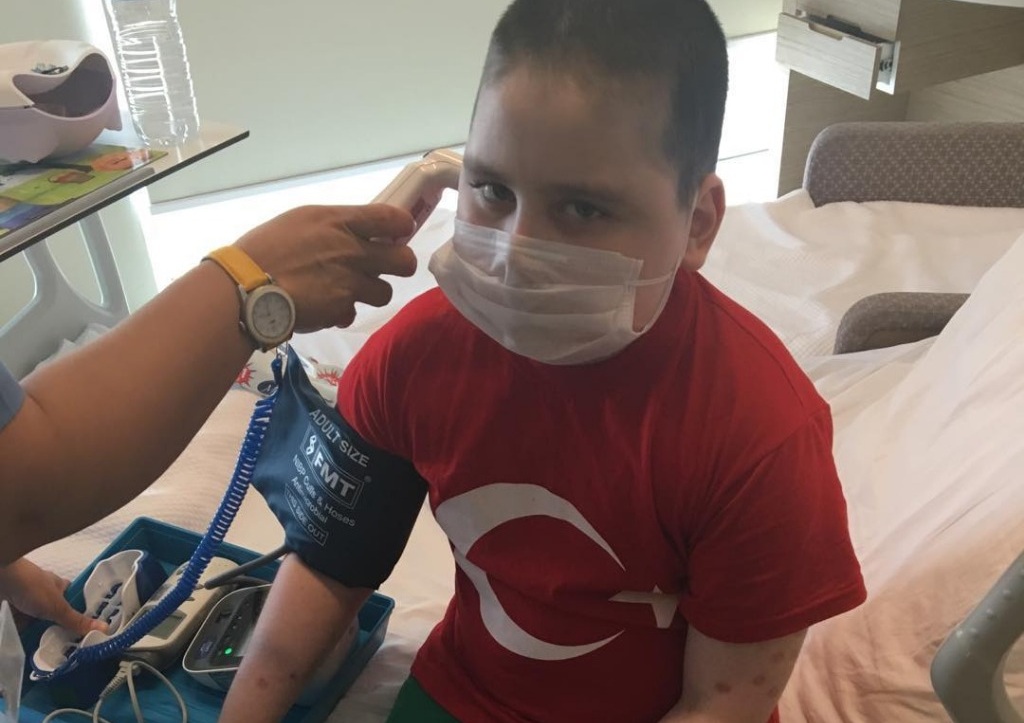 Казахстанская семья не может выплатить турецкой клинике долг за лечение сына