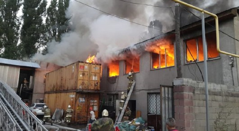 Пожар в Алматы: горел склад канцтоваров