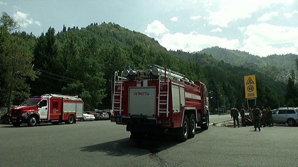 Пожар в алматинских горах: горит сухостой по дороге Медеу-Шымбулак 