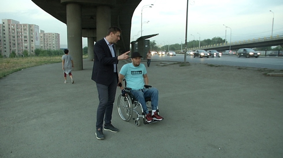 Инвалид-колясочник просит наказать чиновников за неработающие спецподъемники