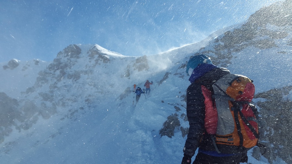 Операция по спасению казахстанских альпинистов начнется после улучшения погоды - КЧС