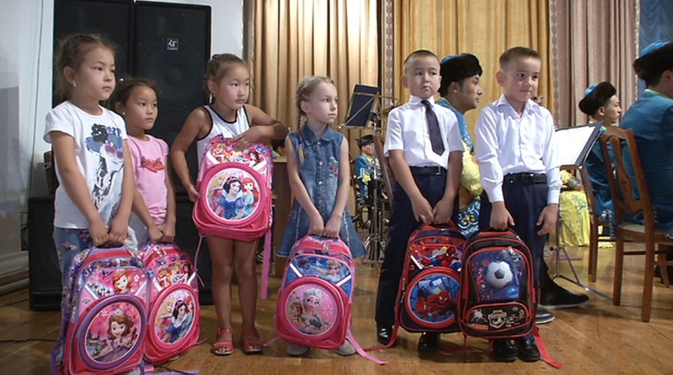 Первоклассники получили школьные принадлежности ко Дню Конституции в Алматы 