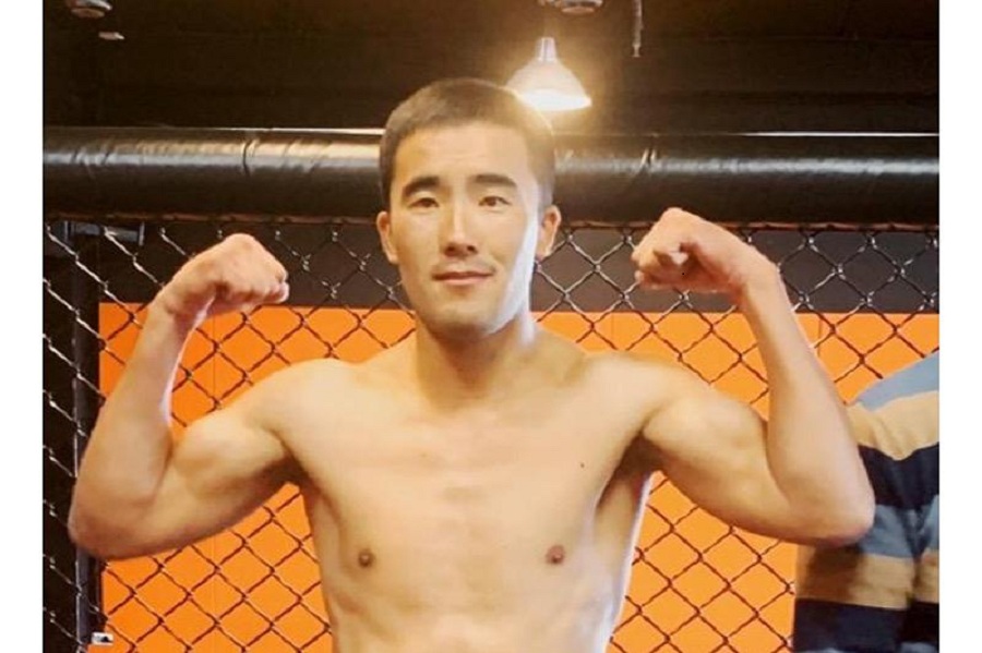 Казахстанский боксер Райымбек Асан одержал победу в Москве 
