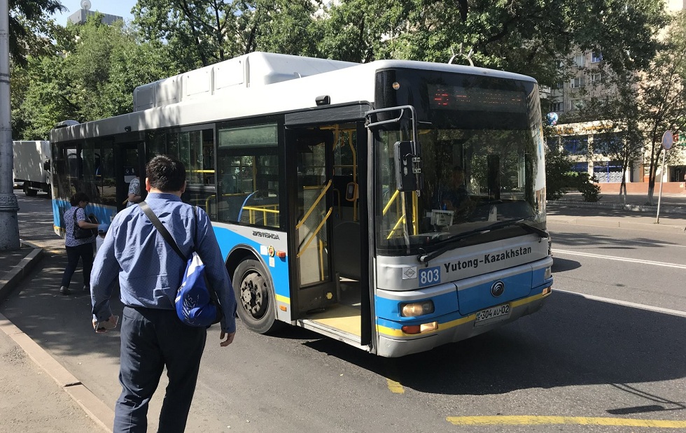 Автобус наехал на девушку в Алматы 