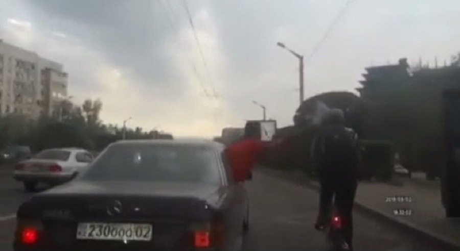 Автомобилист ударил бутылкой велосипедиста в Алматы (видео)