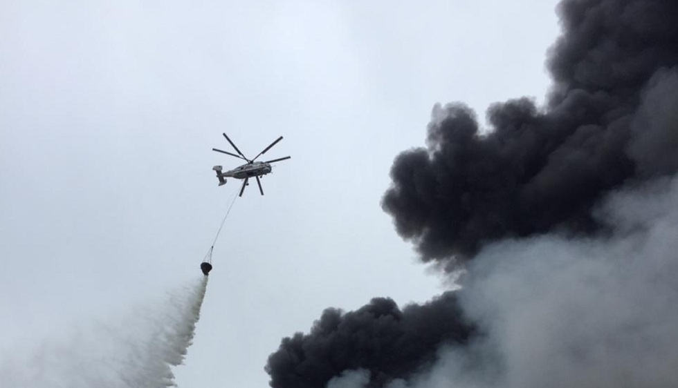 Пожар на рынке "Мизам" тушат с вертолета (видео)
