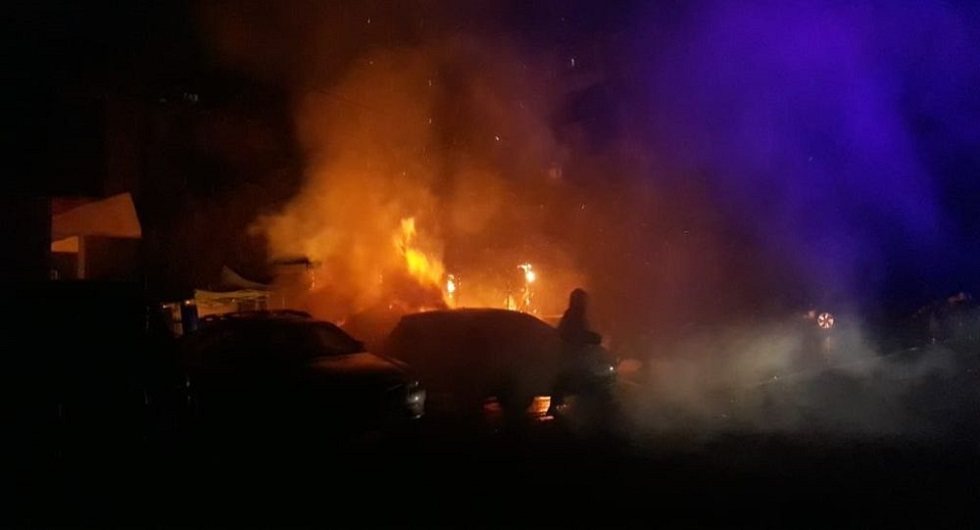 Пожар уничтожил киоск и автомашины в микрорайоне Аксай