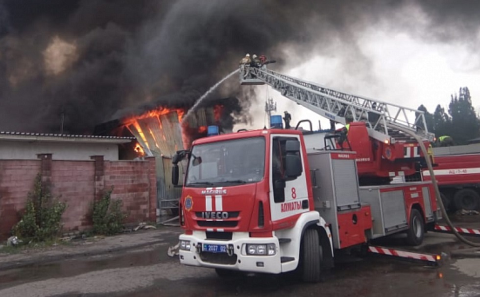 Барахолка продолжает тлеть - пожар на рынке "Мизам"