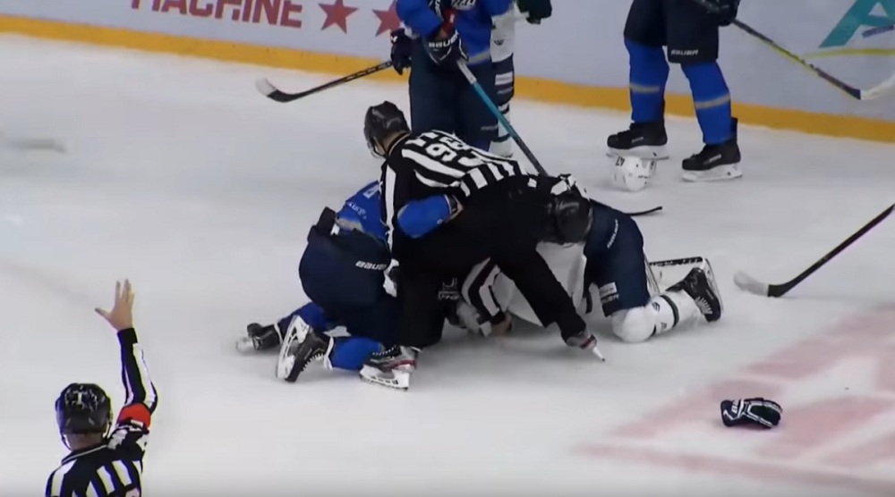 Казахстанский хоккеист выбил глаз нападающему "Югры" во время матча (видео)