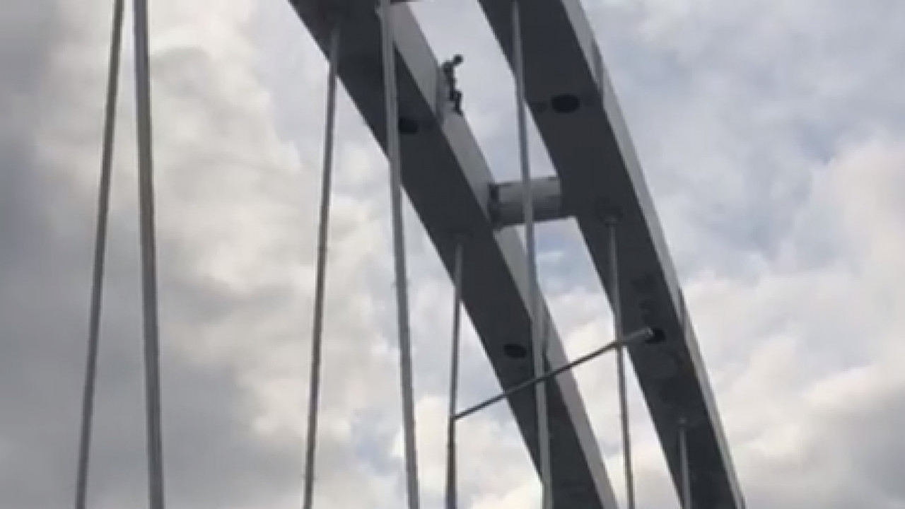 Потенциальный самоубийца забрался на дугу моста через Есиль в Нур-Султане