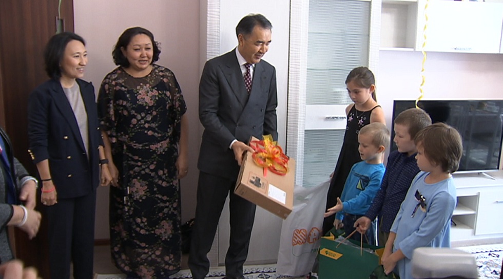Две многодетные семьи получили квартиры в Алматы