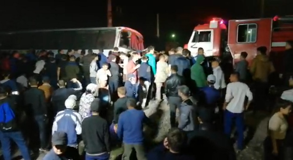 1 человек погиб и 3 пострадали: поезд снес автобус в Шамалгане