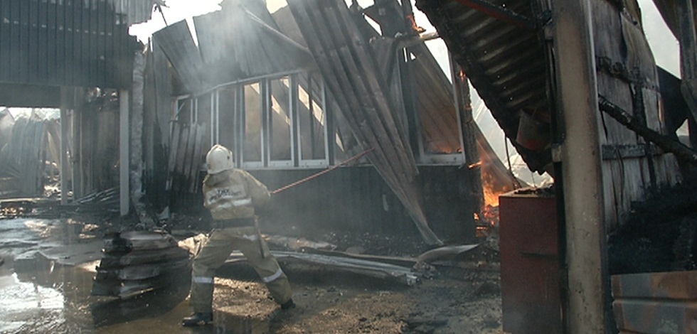 Установлена личность погибшей при пожаре мебельного цеха в Алматы