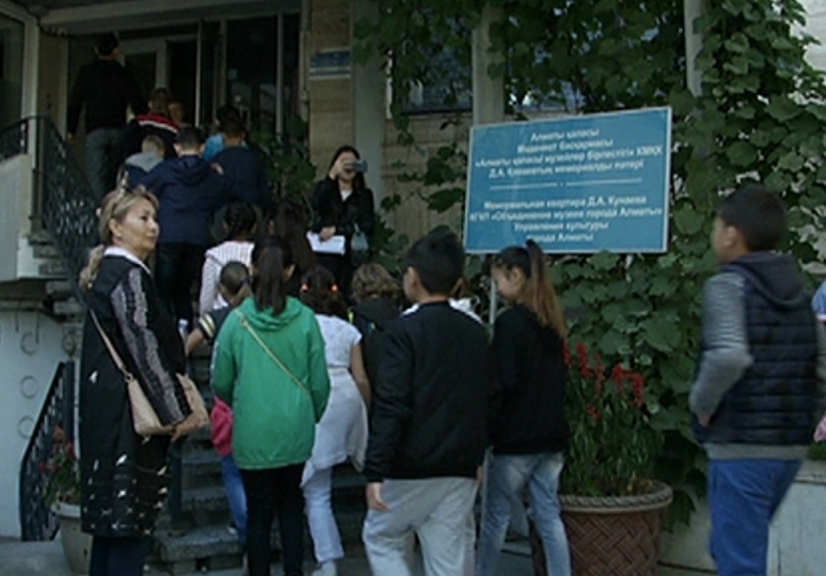 Алматылық оқушылар қаладағы киелі жерлерді аралады