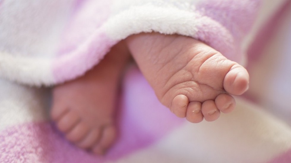 Четыре ноги и  три руки: необычный ребенок родился в Индии
