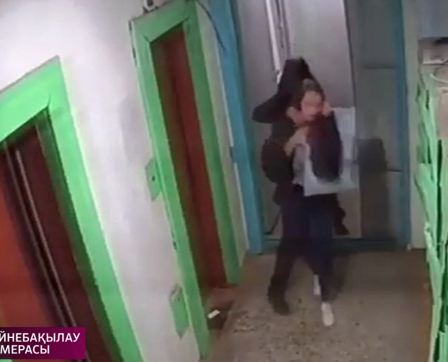 Нападение на девушку в подъезде Павлодара попало на камеру видеонаблюдения 