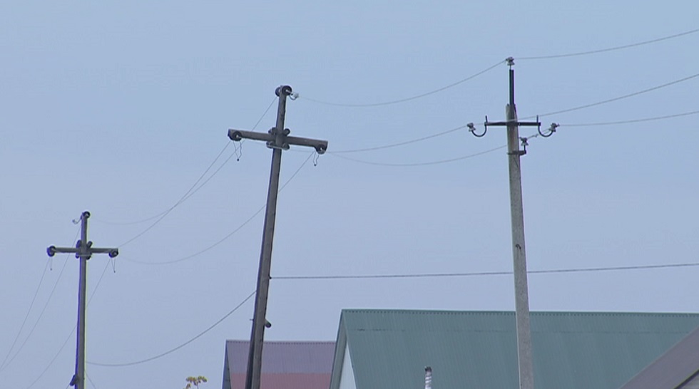 Высоковольтные линии электропередач проходят прямо над домами жителей поселка Курылысшы