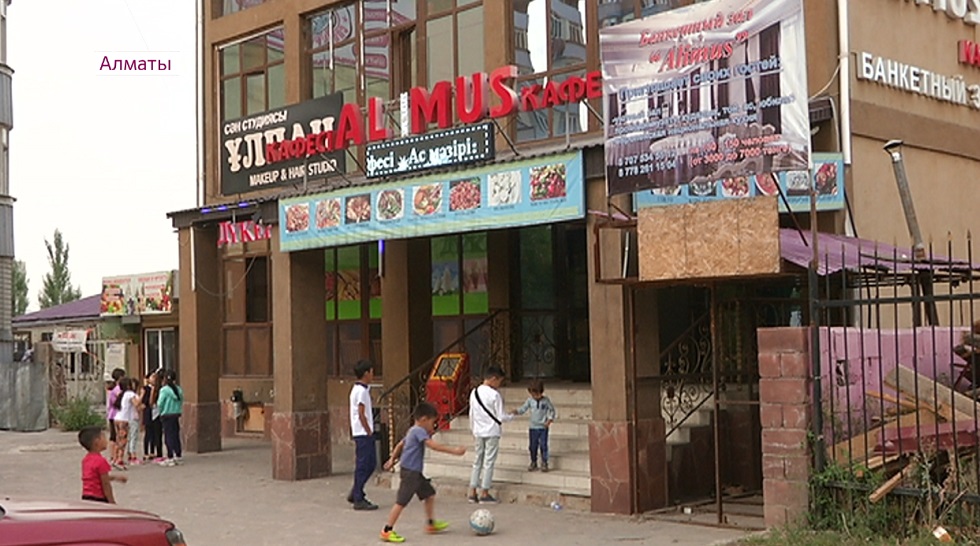 Компьютерный клуб, где подросток зарезал мужчину в Алматы, продолжает работать 