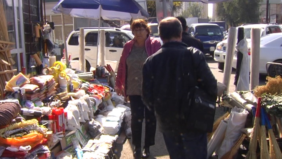 В Алматы не утихает стихийная торговля возле рынков в мкр. Тастак