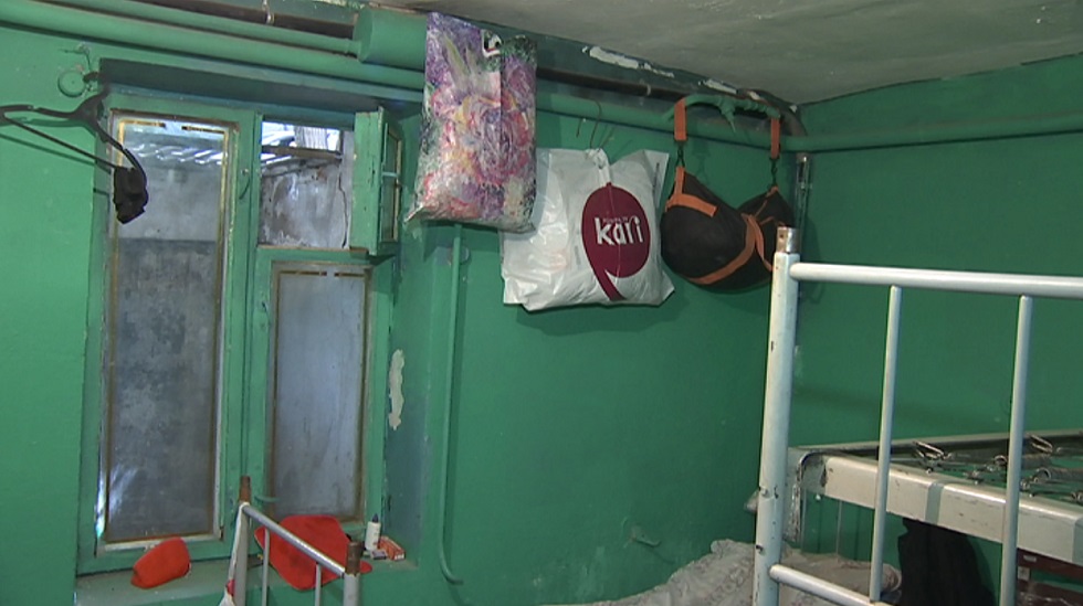 Негде жить: дворники поселились в подвале жилого дома в микрорайоне Самал