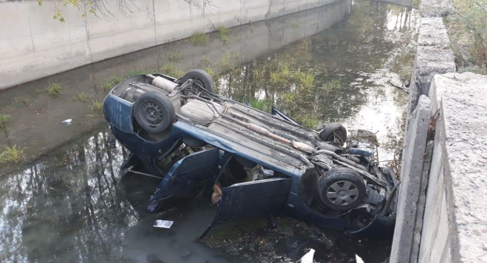 Необычное ДТП: автомобиль с пассажирами упал в Большой Алматинский канал