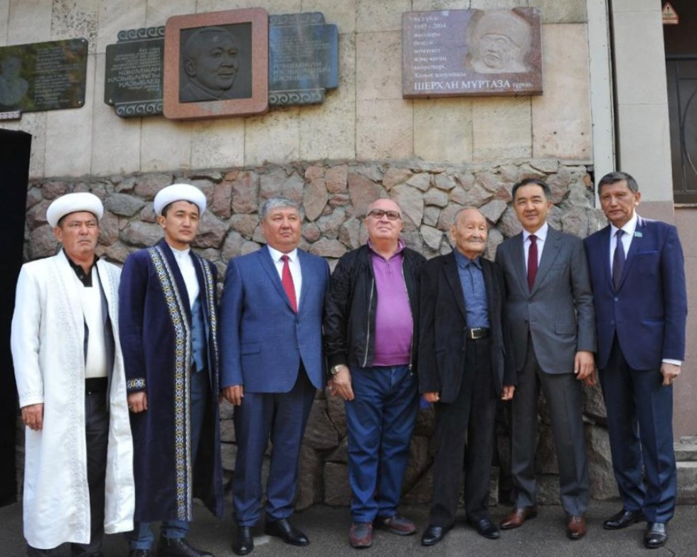 В Алматы открыли мемориальную доску в честь писателя Шерхана Муртазы