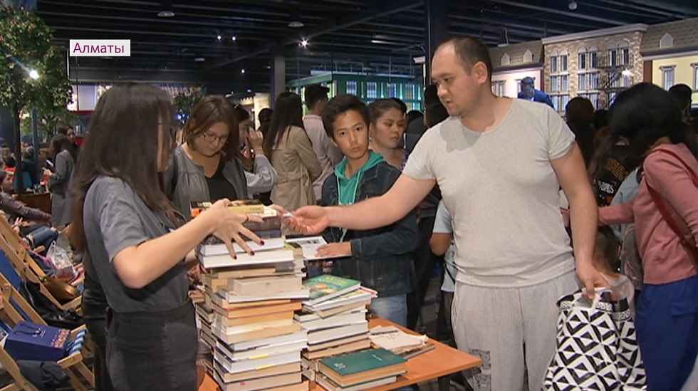В Алматы открылась новая зона для книгообмена