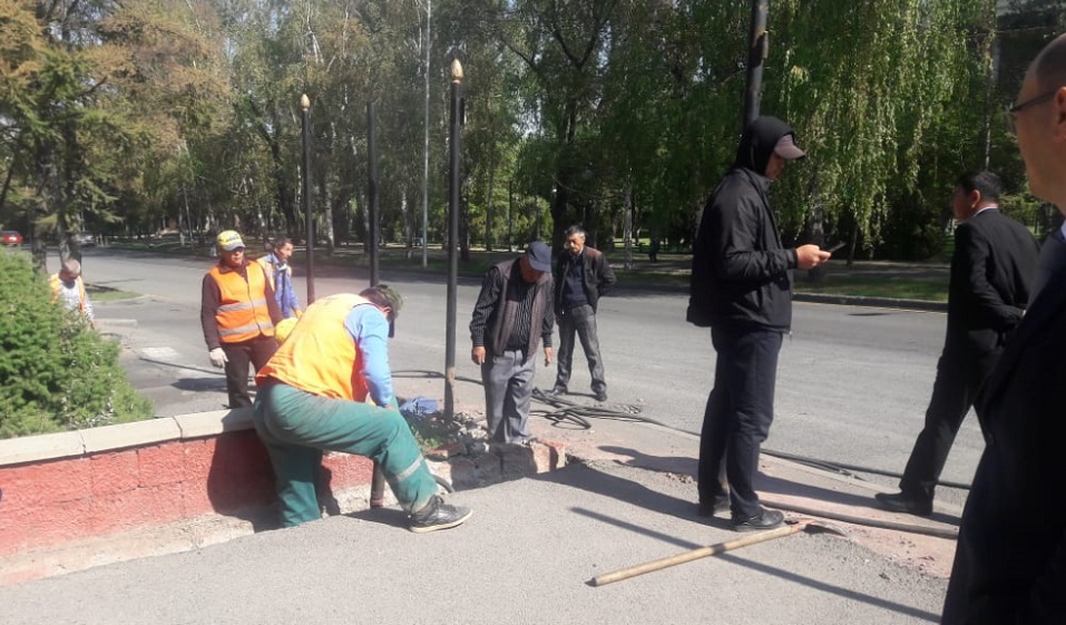 У здания прокуратуры в Алматы расширили тротуар