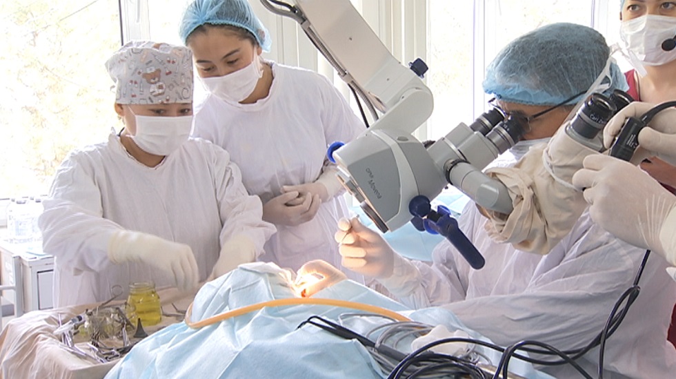 Алматинские отохирурги освоили инновационный метод возвращения слуха пациентам