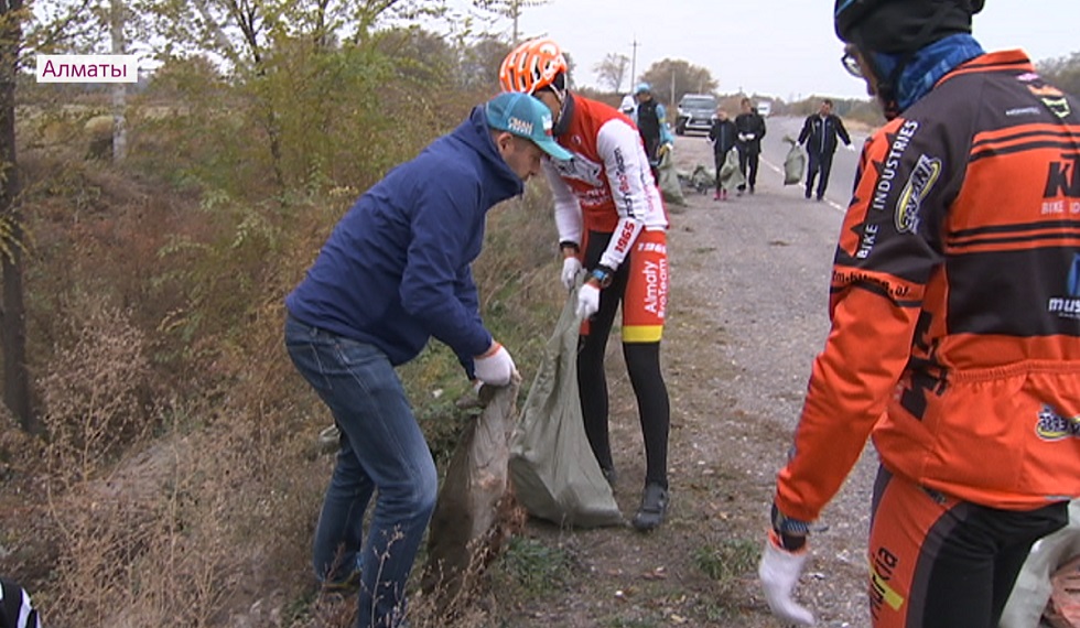 Велогонщики собрали мусор близ Парка инновационных технологий