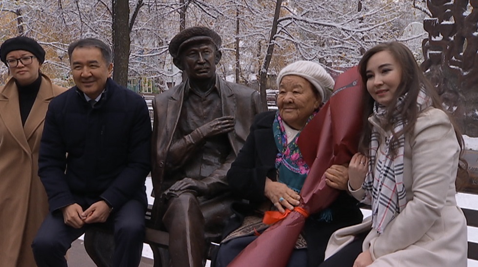 Памятник Шамши Калдаякову установили в Алматы