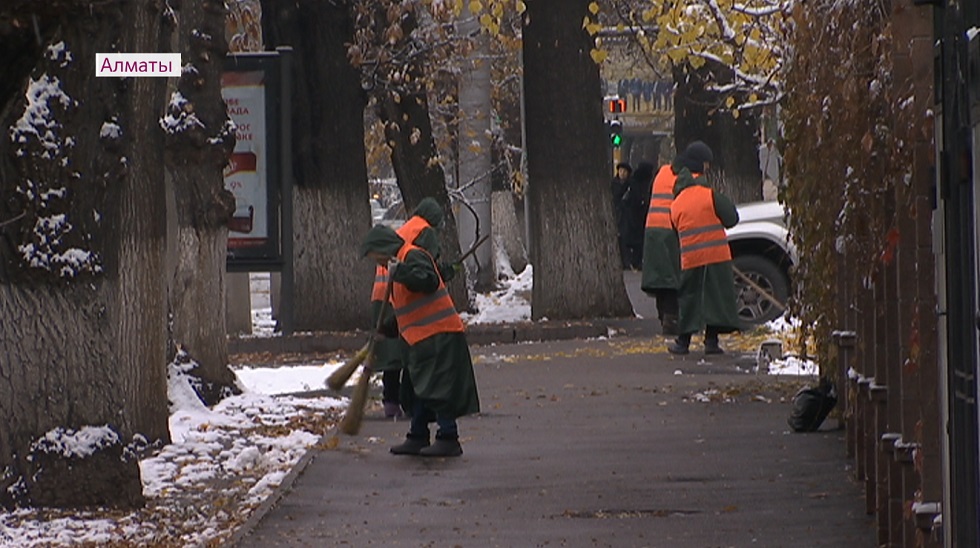 Первый снег: на уборку улиц Алматы вышли 400 работников