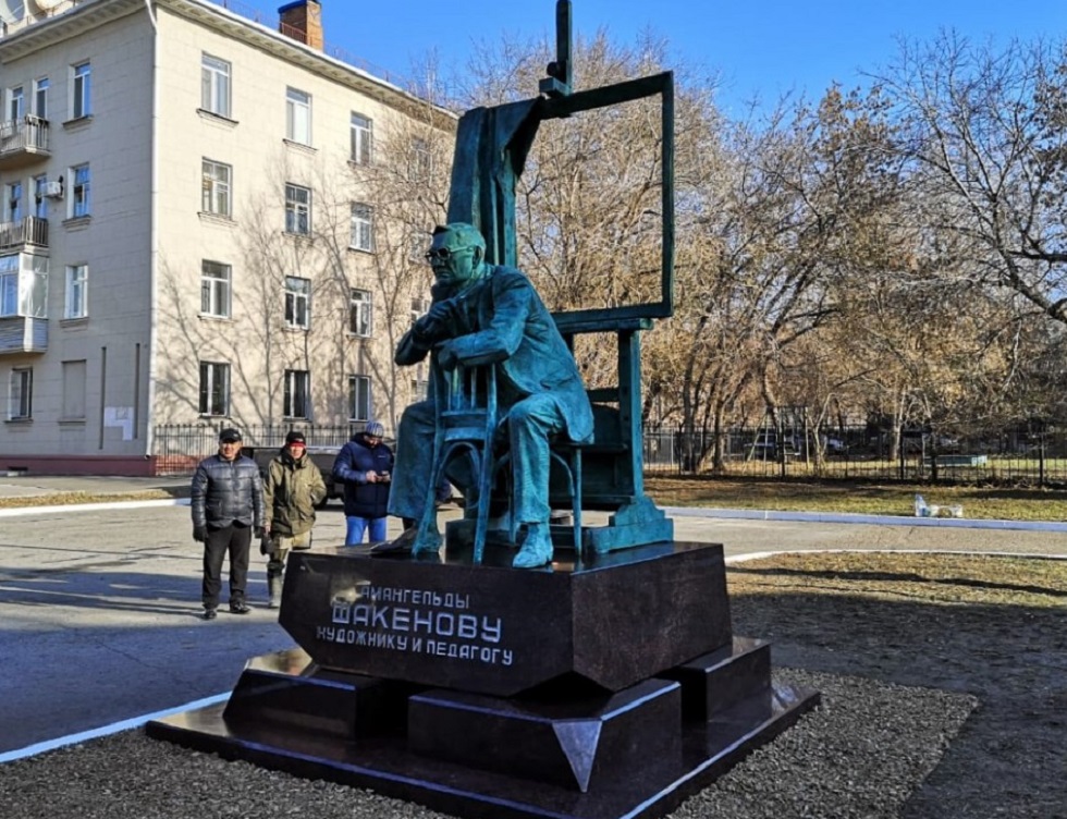 Памятник художнику Амангельды Шакенову установили в Омске