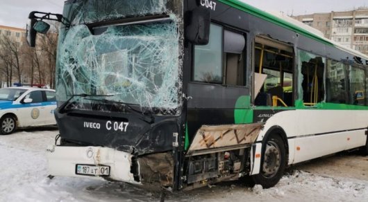 Трактор и автобус с пассажирами столкнулись в Нур-Султане (ВИДЕО)