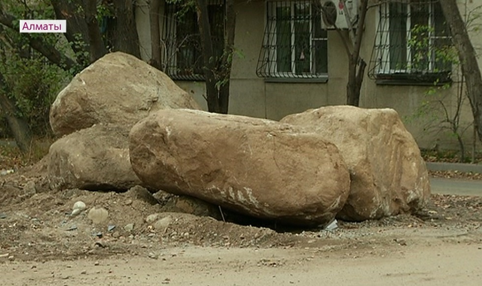 Гигантские камни заняли место парковки в одном из дворов Алматы