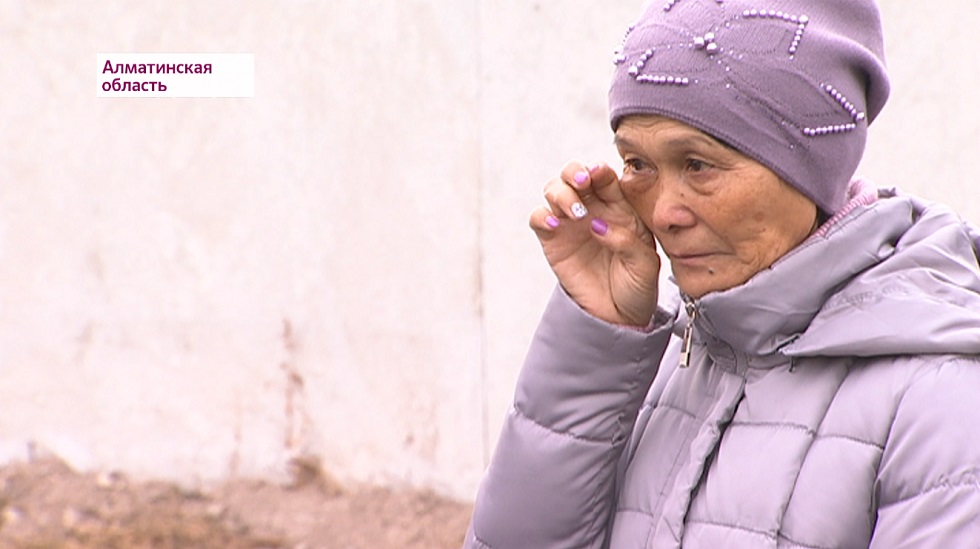 Оставили без крыши над головой: жительница Алматинской области пожаловалась на местные власти