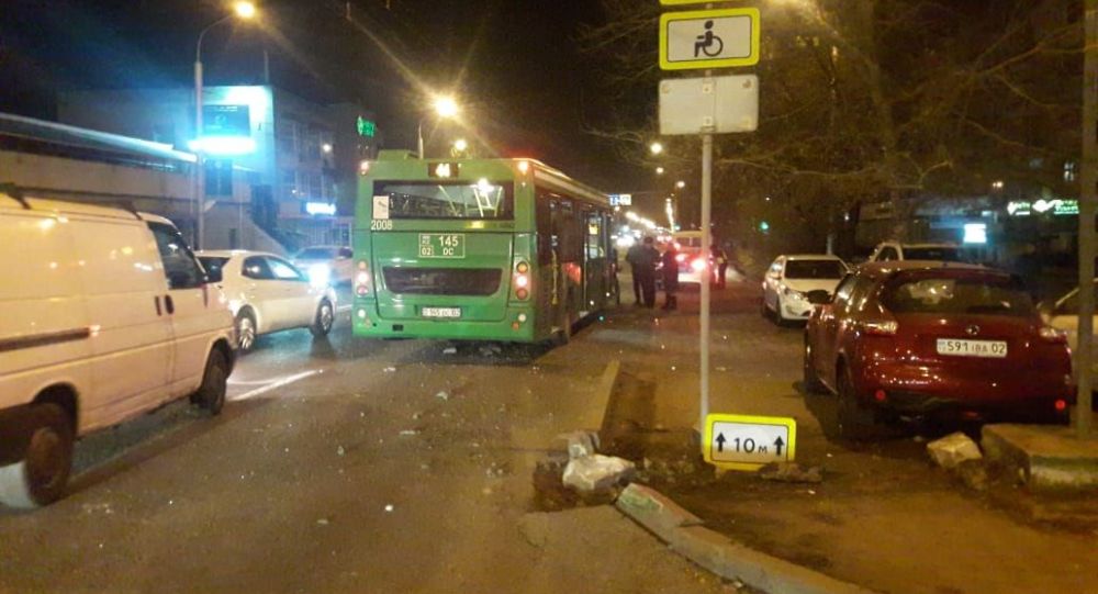 Водителю стало плохо: автобус вылетел на обочину в Алматы 