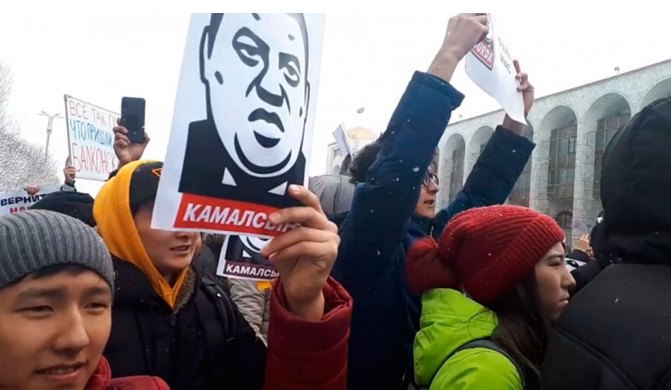 В Бишкеке люди вышли на митинг