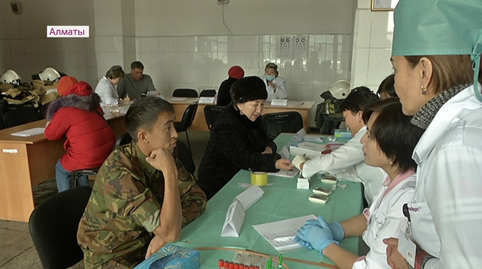 Пожарных Алматы осмотрела выездная мобильная группа медиков