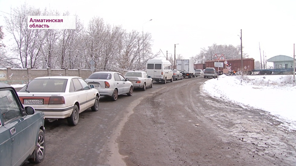 Плохо очищают трассы: в Алматинской области автолюбители пожаловались на гололед