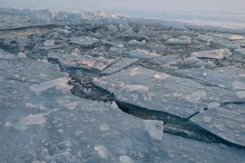 В ВКО провалилась под лед машина: рыбаки спасены  